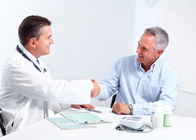 consultation avec un médecin sur les méthodes d'agrandissement du pénis